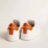 Purestar para mujer con estrella de piel blanca y lengüeta naranja en el talón
