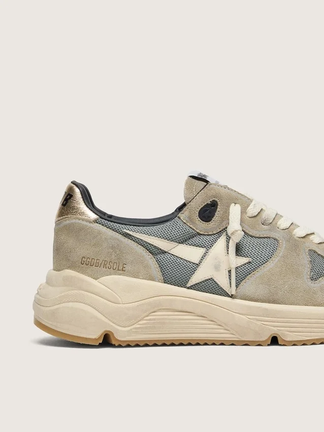 Running Sole en ante gris con estrella blanca y lengüeta trasera blanca