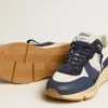 Running Sole en malla color crema y piel azul con una estrella de piel blanca