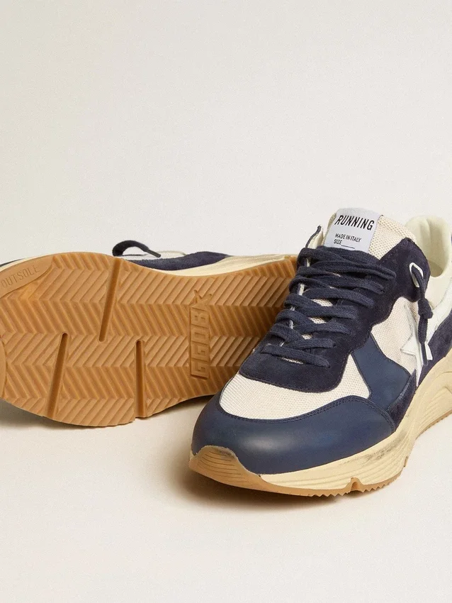 Running Sole en malla color crema y piel azul con una estrella de piel blanca