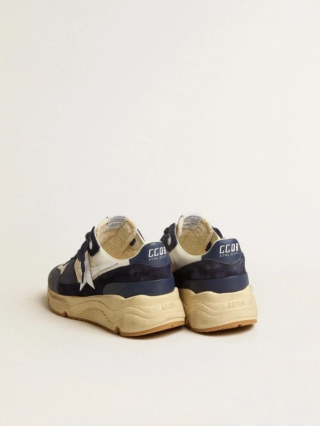 Running Sole en malla color crema y piel azul con una estrella de piel blanca