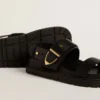 Sandalia Lucy para mujer en piel negra brillante con hebilla metálica dorada