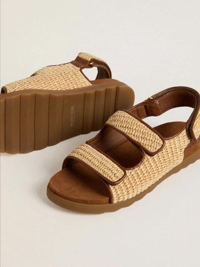 Sandalias Noa Young en rafia beige y piel marrón