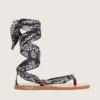 Sandalias planas de mujer con estampado de paisley azul oscuro y detalle de joya
