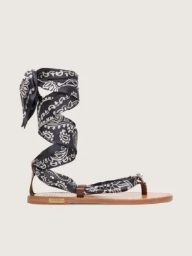 Sandalias planas de mujer con estampado de paisley azul oscuro y detalle de joya