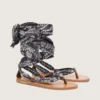 Sandalias planas de mujer con estampado de paisley azul oscuro y detalle de joya