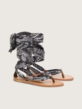 Sandalias planas de mujer con estampado de paisley azul oscuro y detalle de joya