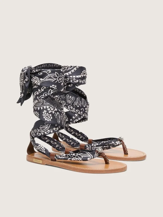 Sandalias planas de mujer con estampado de paisley azul oscuro y detalle de joya