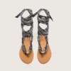 Sandalias planas de mujer con estampado de paisley azul oscuro y detalle de joya