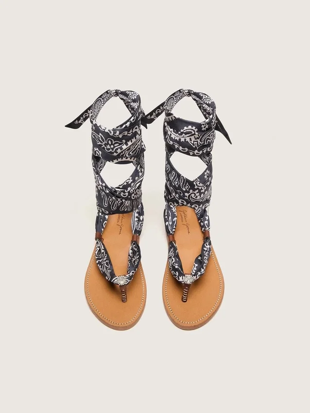 Sandalias planas de mujer con estampado de paisley azul oscuro y detalle de joya