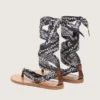 Sandalias planas de mujer con estampado de paisley azul oscuro y detalle de joya