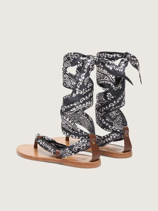Sandalias planas de mujer con estampado de paisley azul oscuro y detalle de joya