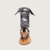 Sandalias planas de mujer con estampado de paisley azul oscuro y detalle de joya