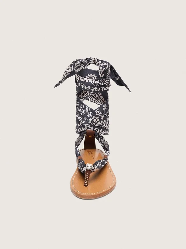 Sandalias planas de mujer con estampado de paisley azul oscuro y detalle de joya