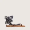 Sandalias planas de mujer con estampado de paisley azul oscuro y detalle de joya