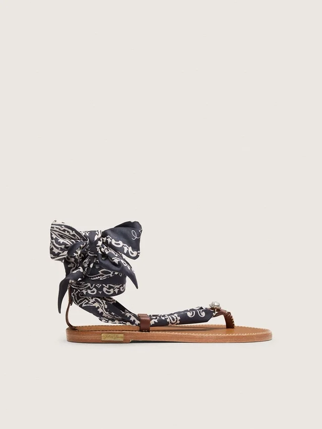 Sandalias planas de mujer con estampado de paisley azul oscuro y detalle de joya
