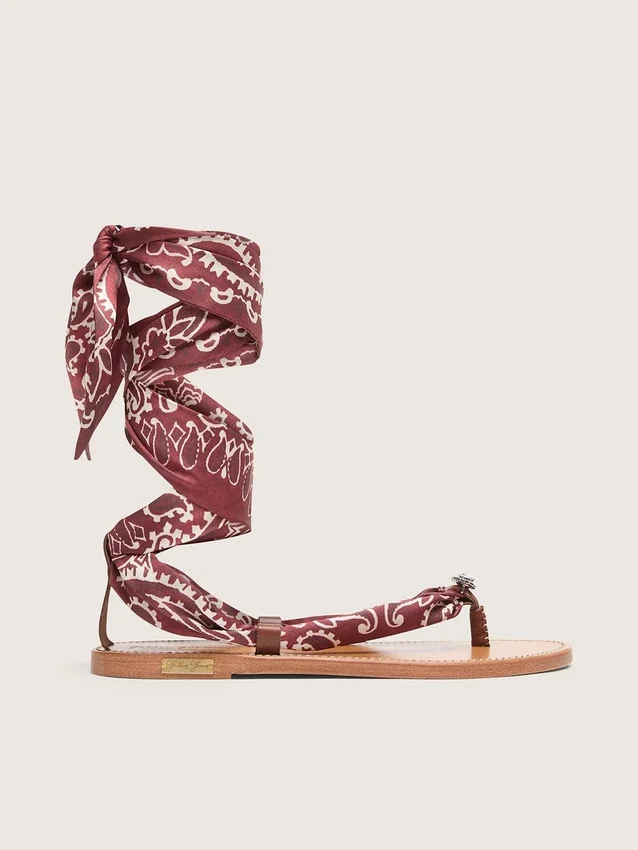Sandalias planas de mujer con estampado de paisley burdeos y detalle de joya