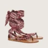 Sandalias planas de mujer con estampado de paisley burdeos y detalle de joya