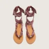 Sandalias planas de mujer con estampado de paisley burdeos y detalle de joya
