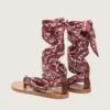 Sandalias planas de mujer con estampado de paisley burdeos y detalle de joya