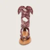 Sandalias planas de mujer con estampado de paisley burdeos y detalle de joya