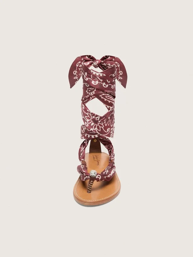 Sandalias planas de mujer con estampado de paisley burdeos y detalle de joya