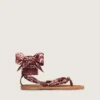 Sandalias planas de mujer con estampado de paisley burdeos y detalle de joya