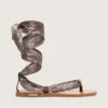 Sandalias planas de mujer con estampado de paisley gris y detalles de pedrería