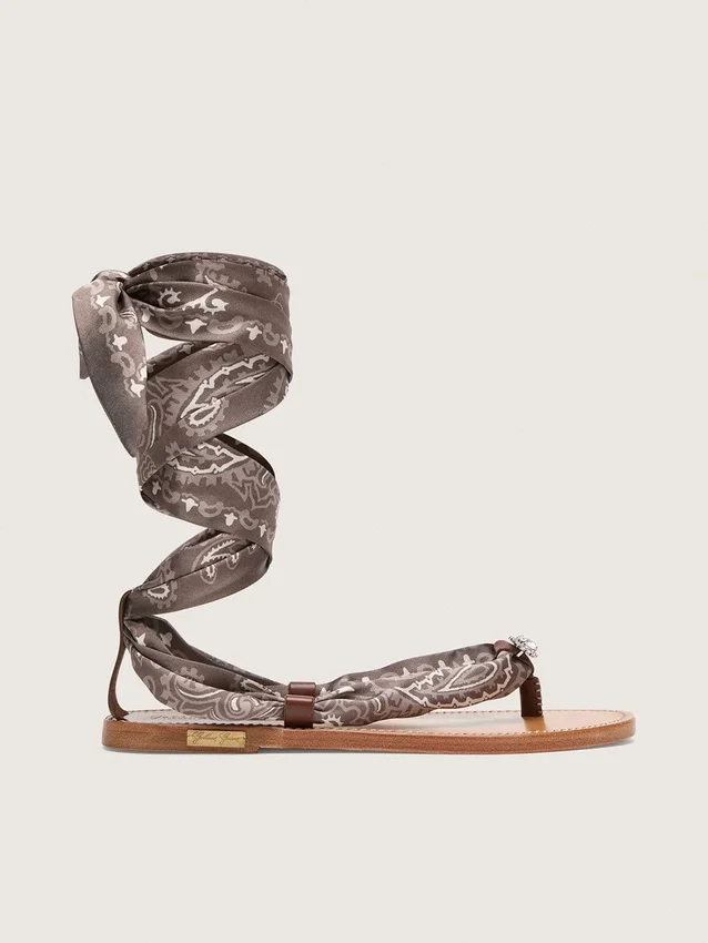 Sandalias planas de mujer con estampado de paisley gris y detalles de pedrería