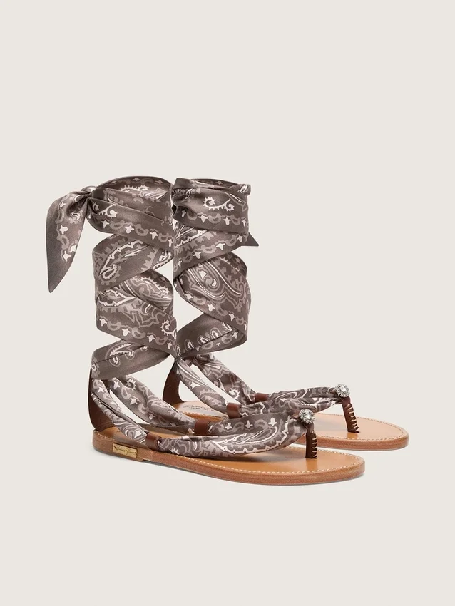 Sandalias planas de mujer con estampado de paisley gris y detalles de pedrería