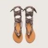 Sandalias planas de mujer con estampado de paisley gris y detalles de pedrería