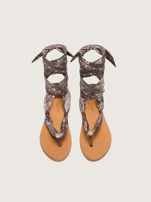 Sandalias planas de mujer con estampado de paisley gris y detalles de pedrería