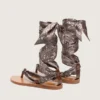 Sandalias planas de mujer con estampado de paisley gris y detalles de pedrería