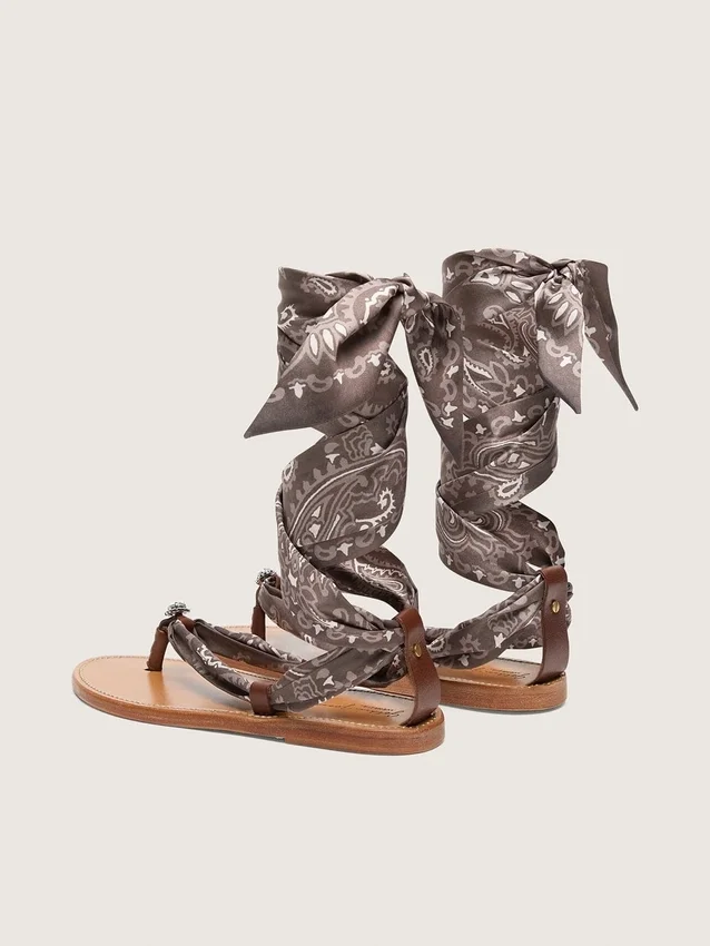 Sandalias planas de mujer con estampado de paisley gris y detalles de pedrería