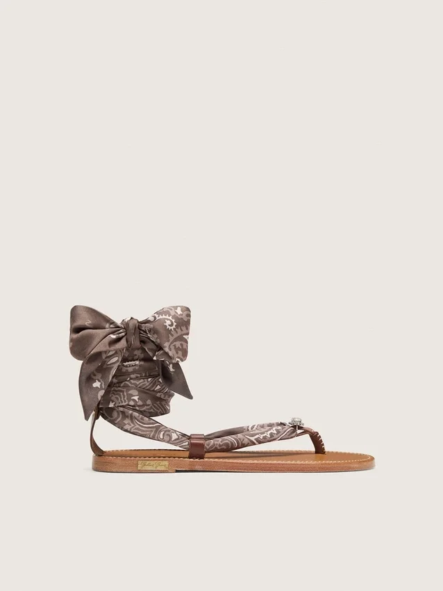 Sandalias planas de mujer con estampado de paisley gris y detalles de pedrería