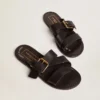 Sandalias planas Margaret para mujer en piel recubierta de resina negra