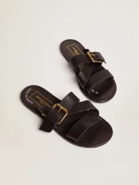Sandalias planas Margaret para mujer en piel recubierta de resina negra