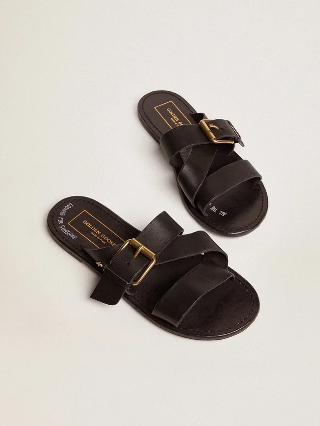 Sandalias planas Margaret para mujer en piel recubierta de resina negra