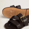 Sandalias planas Margaret para mujer en piel recubierta de resina negra