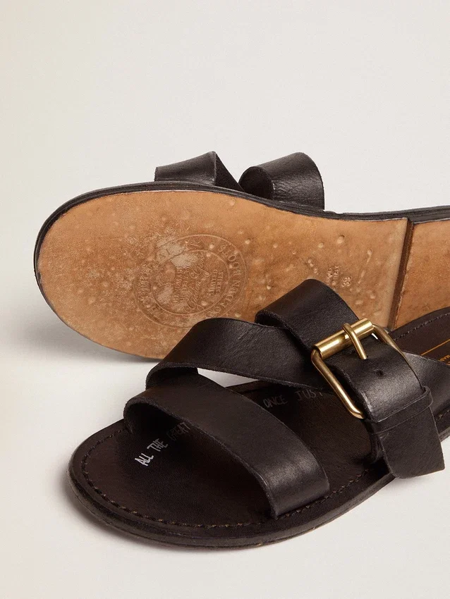 Sandalias planas Margaret para mujer en piel recubierta de resina negra