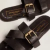 Sandalias planas Margaret para mujer en piel recubierta de resina negra
