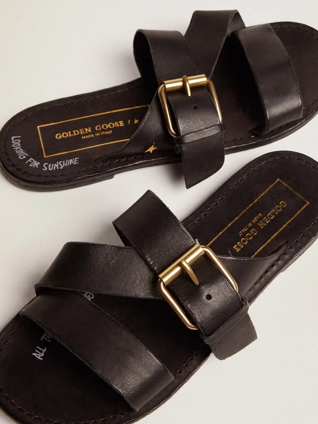 Sandalias planas Margaret para mujer en piel recubierta de resina negra