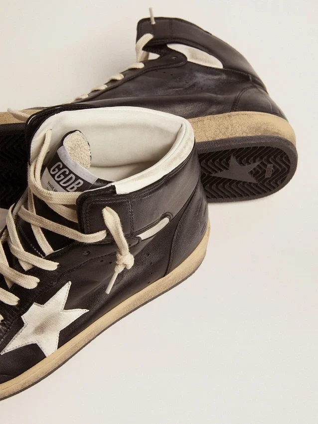 Sky-Star en piel napa negra con estrella de piel blanca