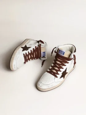 Sky-Star para hombre en piel napa blanca con una estrella de ante color chocolate