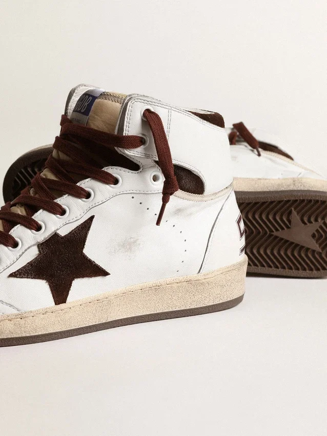 Sky-Star para hombre en piel napa blanca con una estrella de ante color chocolate