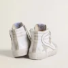 Slide de hombre de piel con detalles de ante