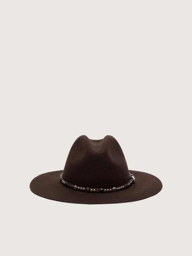 Sombrero marrón café con correa de cuero con tachuelas