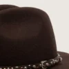Sombrero marrón café con correa de cuero con tachuelas