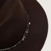 Sombrero marrón café con correa de cuero con tachuelas