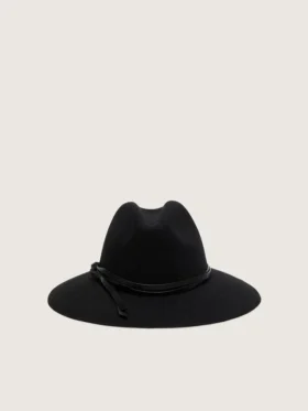 Sombrero negro con correa de cuero
